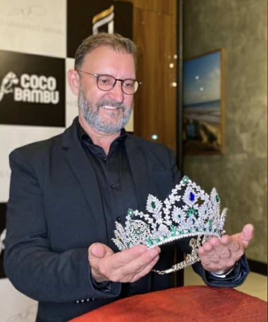 Miguel Alcade assina a coroa da Miss Universo Brasil 2021